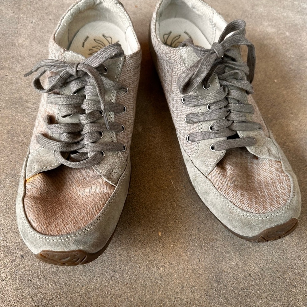 COLUMBIA Low Profile Hiking Shoes